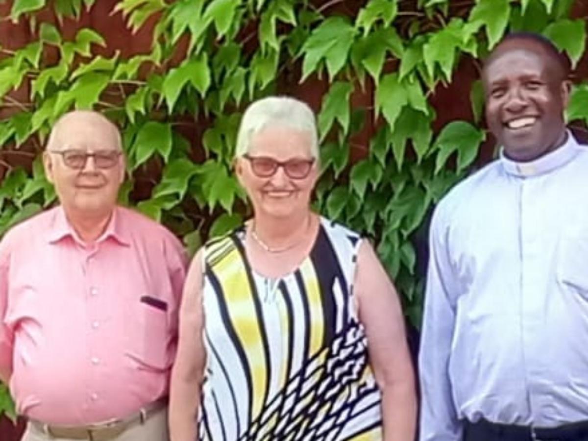 Eheleute Walter und Heike Schneider und Pfarrer Aloyce Urio