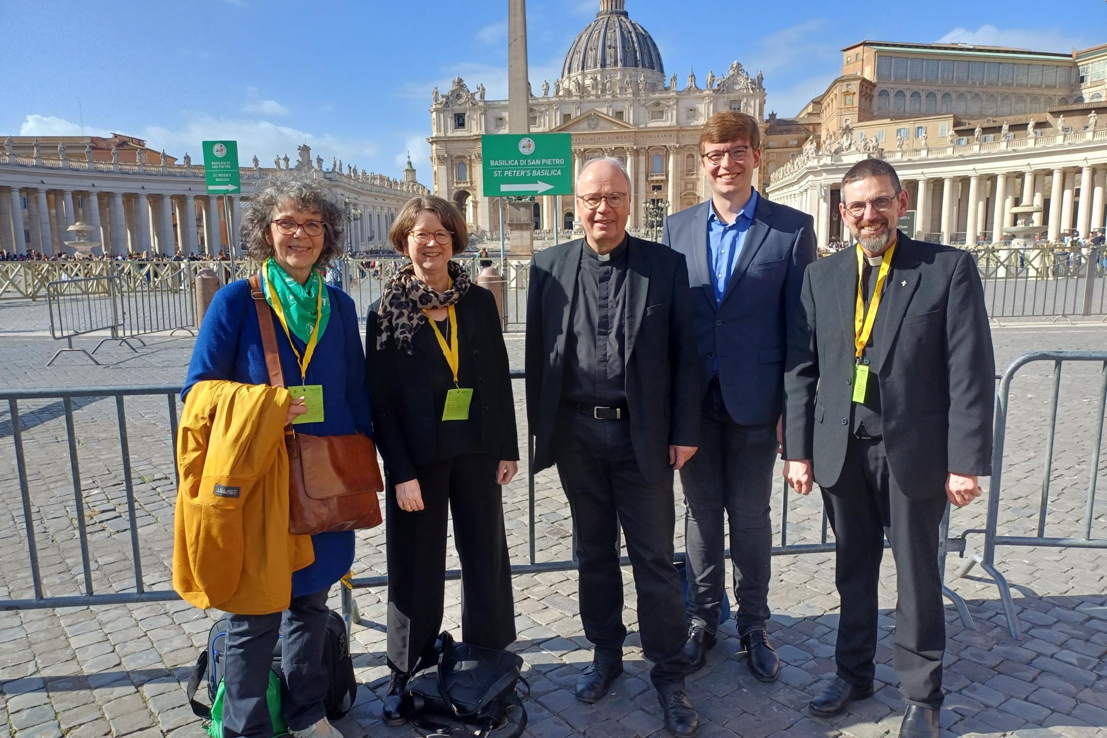 Die Gruppe auf dem Petersplatz: Dr. Elfriede Franz, Mechthild Schabo, Bischof Ackermann, Florian Gepp, Pfarrer Hans-Georg Müller