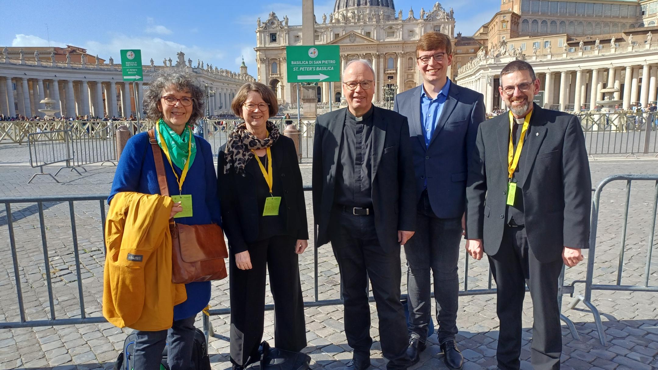 Die Gruppe auf dem Petersplatz: Dr. Elfriede Franz, Mechthild Schabo, Bischof Ackermann, Florian Gepp, Pfarrer Hans-Georg Müller